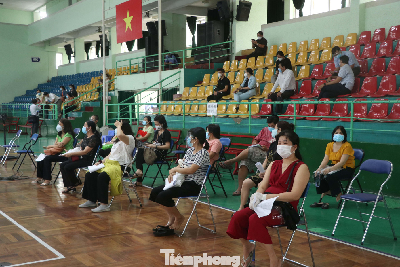 Những người dân trước khi tiêm chủng đều được hướng dẫn, tư vấn và khám sàng lọc kỹ lưỡng. Nhiều người có huyết áp cao được đề nghị ra một khu vực riêng ngồi nghỉ ngơi một thời gian rồi được khám lại để bác sĩ quyết định có được tiêm vắc xin hay không.