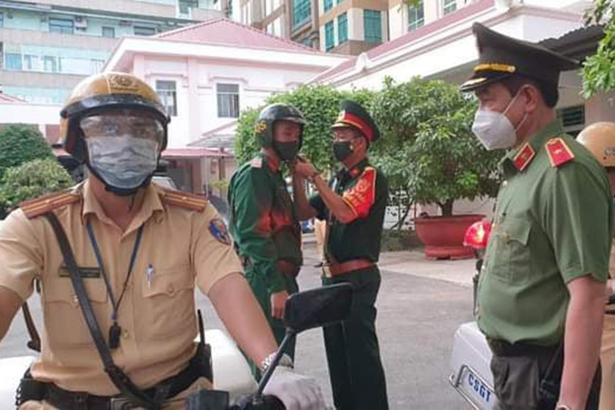 Lực lượng Quân đội và Công an phối hợp tuần tra kiểm soát.