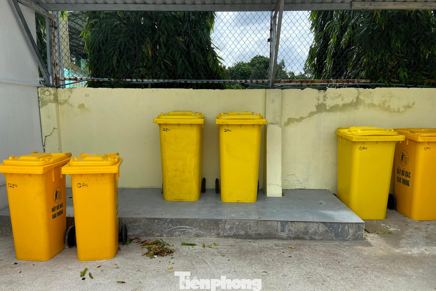 Khu vực phòng rác được bố trí nằm tách biệt, các thùng rác cũng được phân loại để tiếp nhận các loại rác thải nguy hại, không nguy hại...