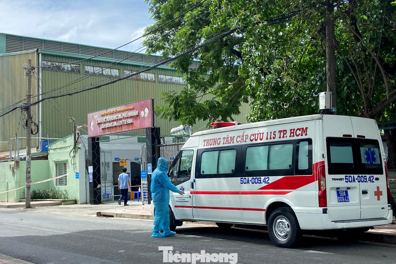 Ngày 25/7, khu cách ly điều trị bệnh nhân COVID-19 trên sân bóng đá ở quận Phú Nhuận, TPHCM đang tiếp nhận các bệnh nhân COVID-19 triệu chứng nhẹ vào cách ly điều trị.