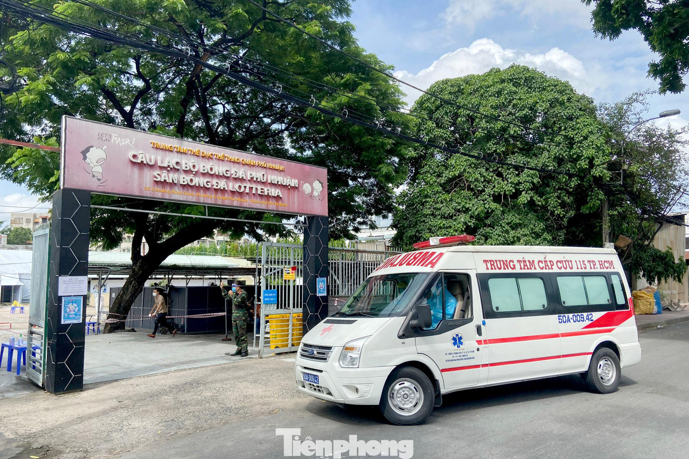 Sân bóng đá Phú Nhuận nằm đối diện công viên Gia Định, quận Phú Nhuận rộng 5.000 m2 gồm nhà thi đấu cầu lông, bóng bàn, sân bóng đá cỏ nhân tạo, bóng rổ được cải tạo thành khu điều trị, cách ly bệnh nhân mắc COVID-19.