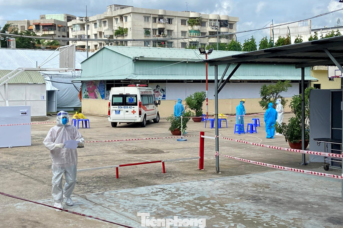 Bệnh nhân mắc COVID-19 được Trung tâm Y tế quận Phú Nhuận chuyển đến và được nhân viên y tế tại khu cách ly làm thủ tục để chuyển vào các phòng cách ly điều trị.