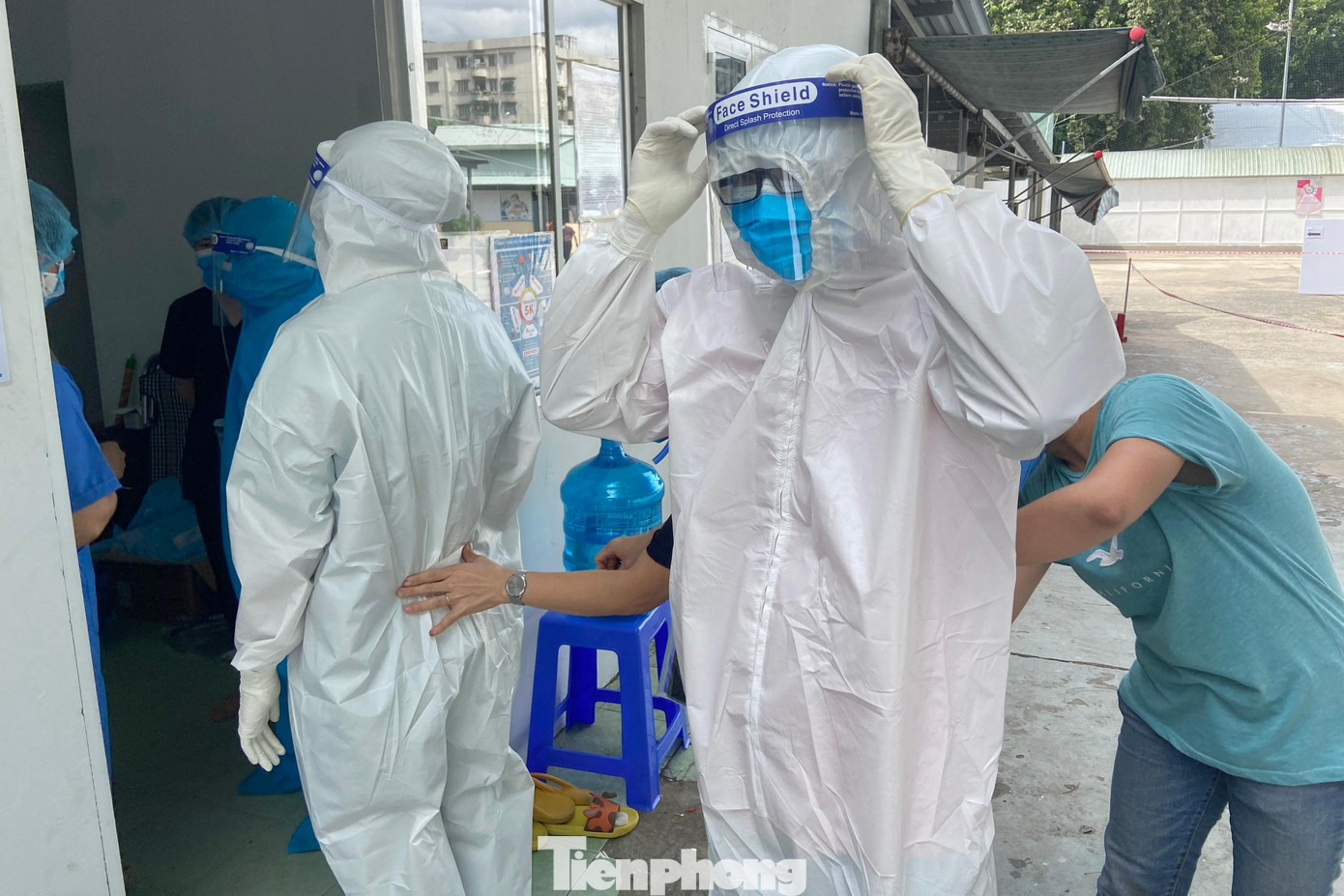 Bác sĩ Trần Đức Dũng - Bệnh viện quận Phú Nhuận cho biết, trước tình hình dịch COVID-19 diễn biến phức tạp, nhằm giảm áp lực cho các bệnh viện điều trị COVID-19 trên địa bàn thành phố, UBND quận Phú Nhuận đã chuyển đổi công năng sân bóng đá Phú Nhuận thành Khu thu dung điều trị bệnh nhân mắc COVID-19.