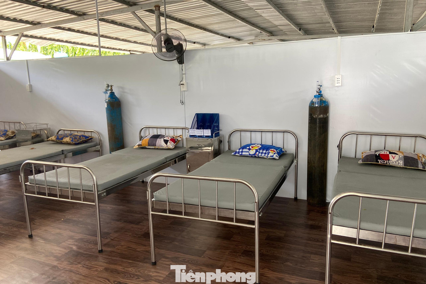 Các phòng bệnh được chia thành hai khu vực nam, nữ riêng. Mỗi phòng bệnh được bố trí 2 giường, có nhiều vật dụng cần thiết như giường xếp, quạt gió, máy lọc nước, wifi…