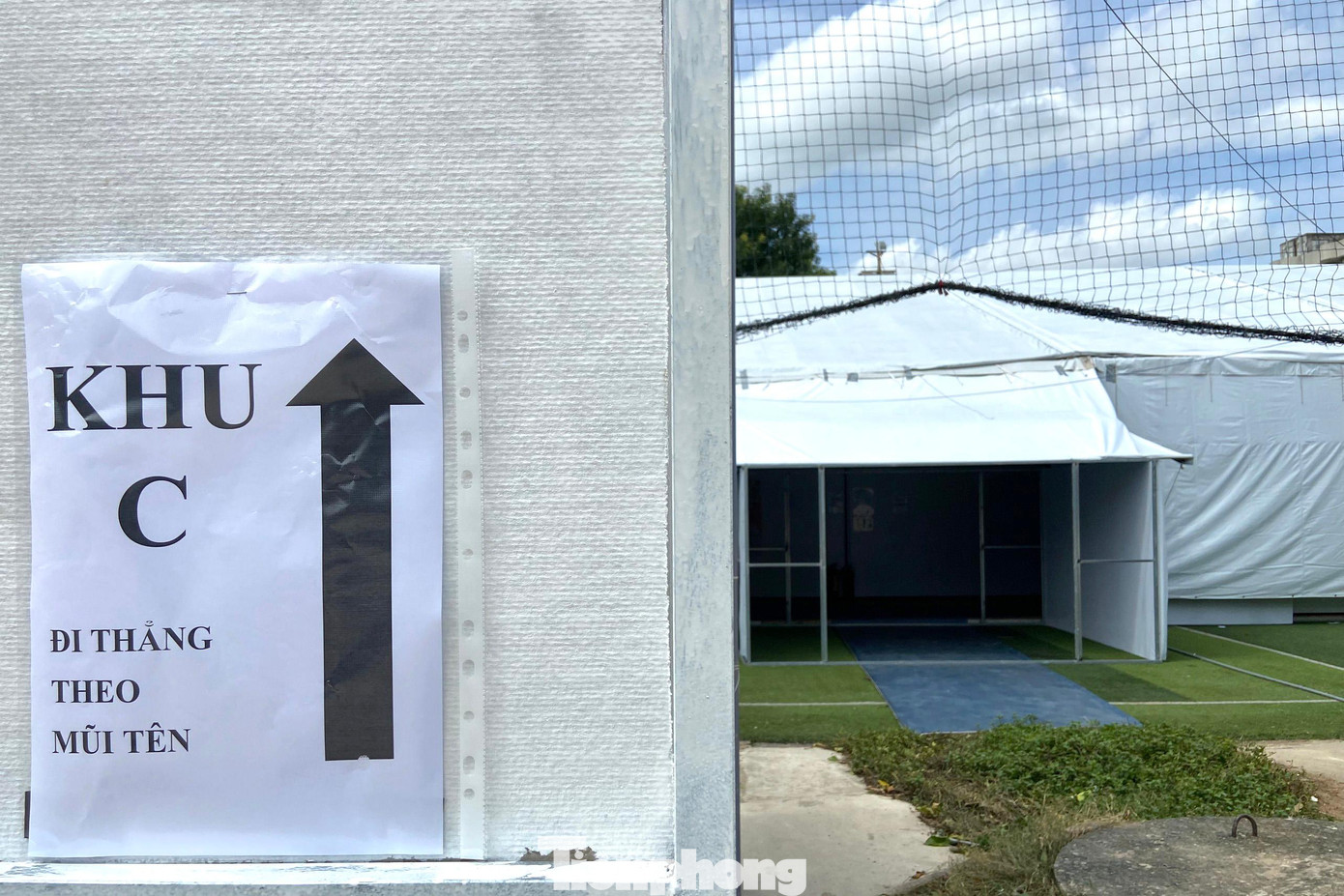 Khu thu dung điều trị bệnh nhân mắc COVID-19 trong sân bóng được chia thành 3 khu chính, gồm khu dành cho F0 có triệu chứng, khu cho F0 không có triệu trứng và khu cho F0 có bệnh bệnh lý nền.