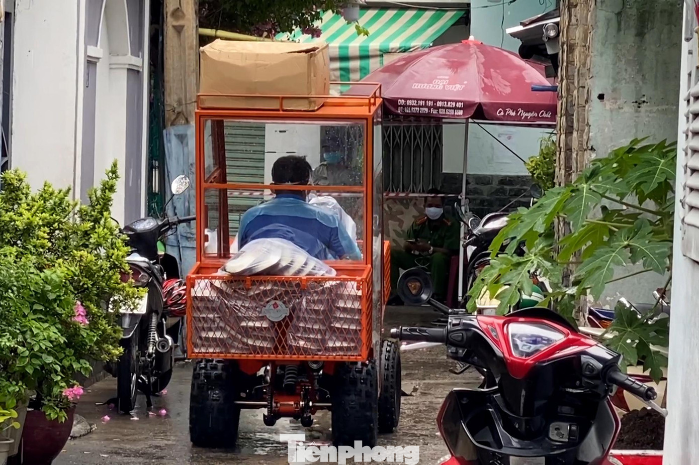 Việc này vừa tốn thời gian, tốn nhiều công sức, lại không đảm bảo an toàn cho tình nguyện viên nên anh suy nghĩ và nảy sinh ý tưởng chế tạo chiếc xe này.