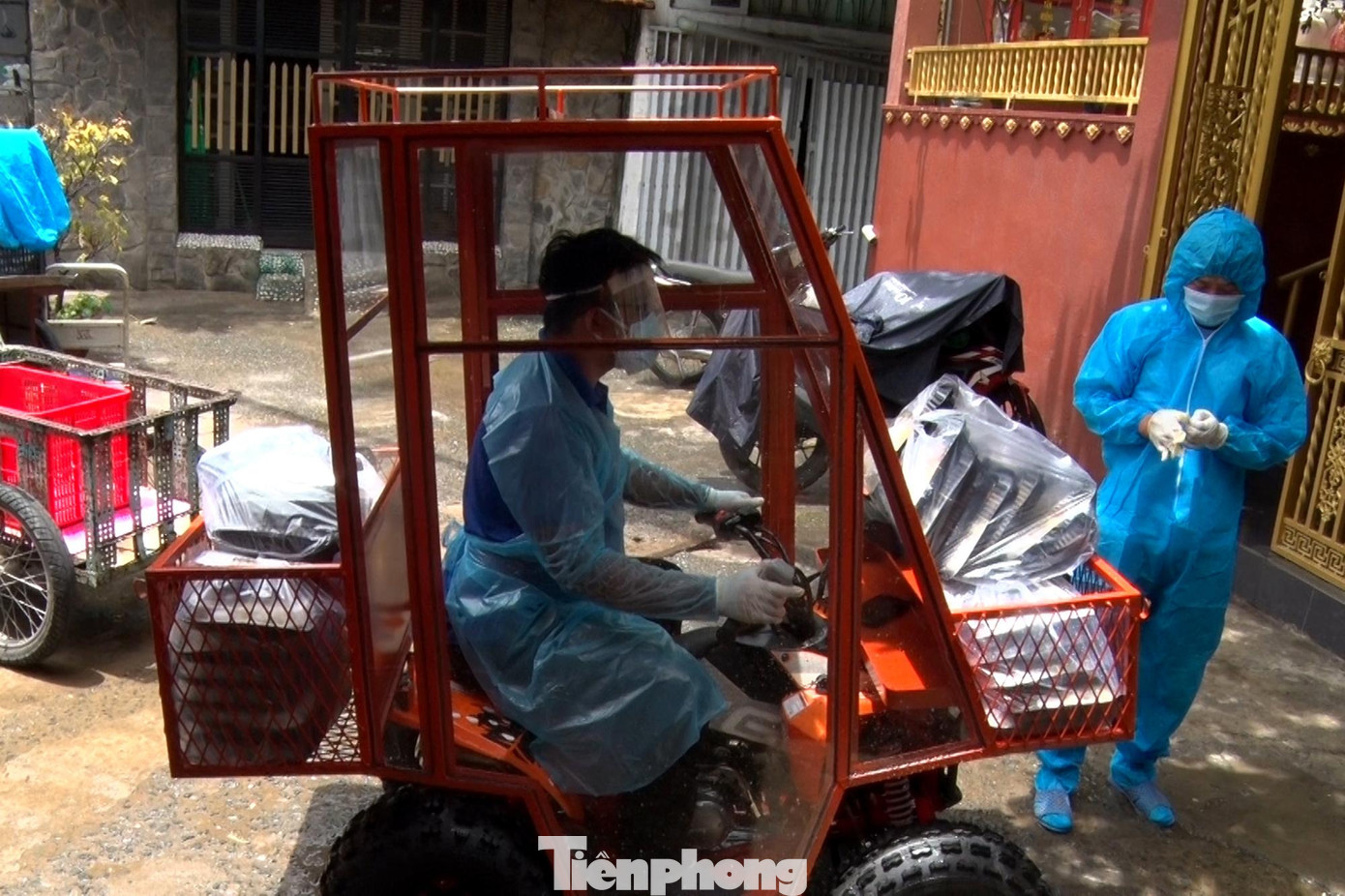 Với chiếc xe này, một người có thể làm công việc của nhiều người và đảm bảo an toàn phòng chống dịch khi được lắp kính ngăn giọt bắn, giúp người giao hàng không tiếp xúc với những người trong khu cách ly.