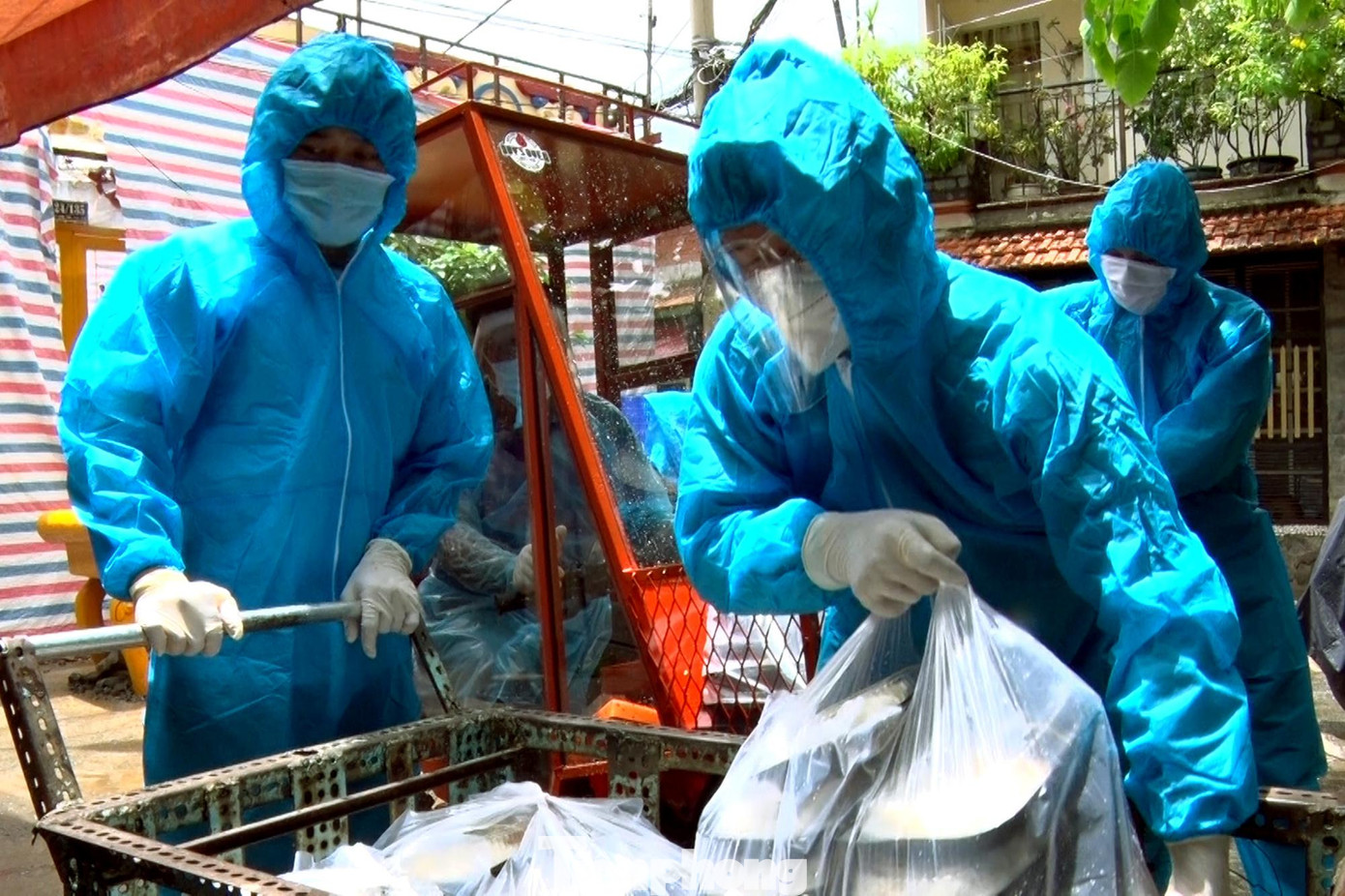 Theo các tình nguyện viên tại khu cách ly, trước khi có chiếc xe này, họ phải dùng xe máy chở cơm từ ngoài đầu hẻm vào khu dân cư, mỗi lần chở được rất ít nên phải chạy nhiều vòng.