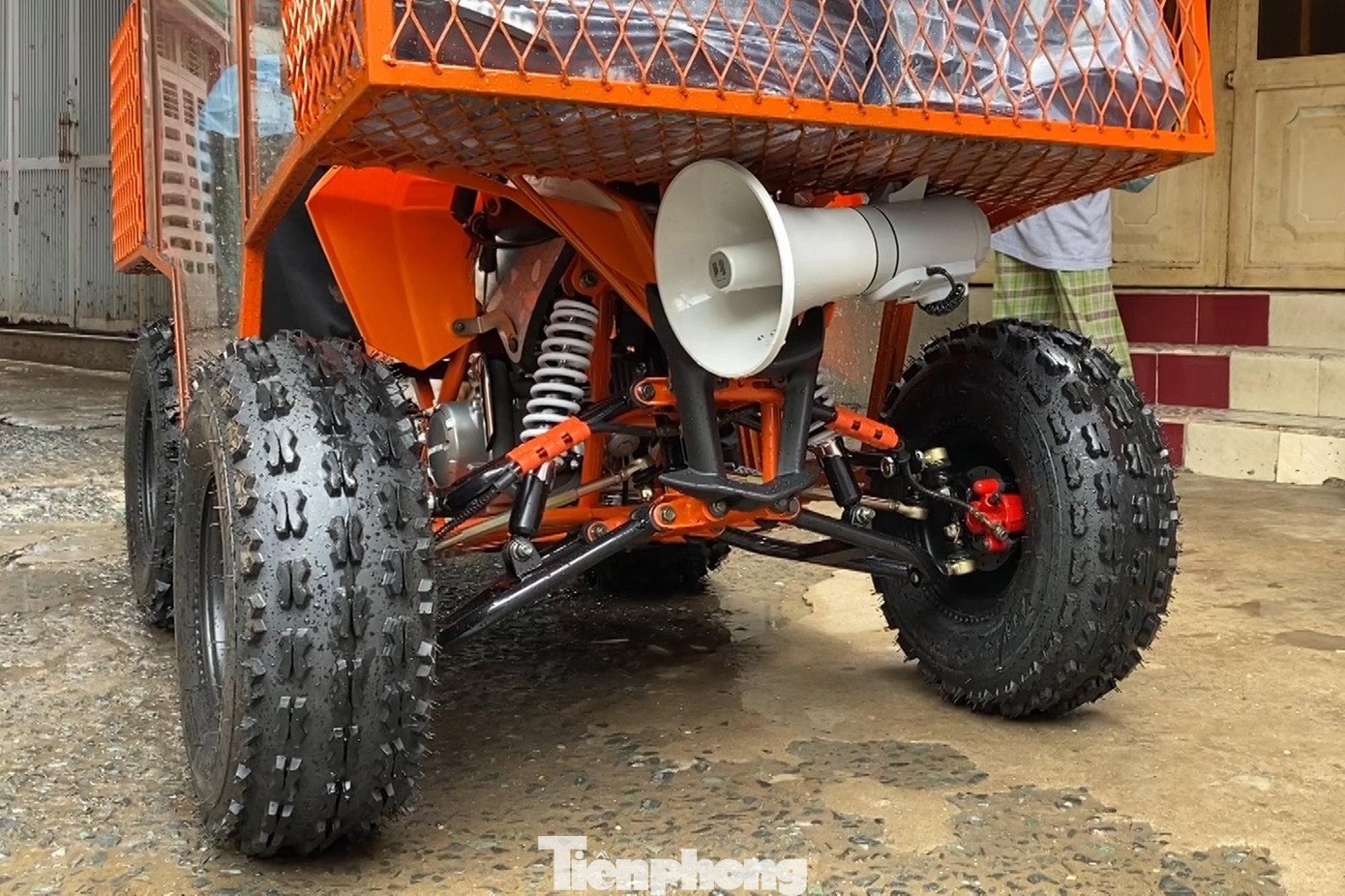 Anh Duy cùng công nhân của mình chỉ mất hai ngày để lắp ráp chiếc xe vận chuyển nhu yếu phẩm chạy trong các con hẻm nhỏ này với chi phí gần 40 triệu đồng.