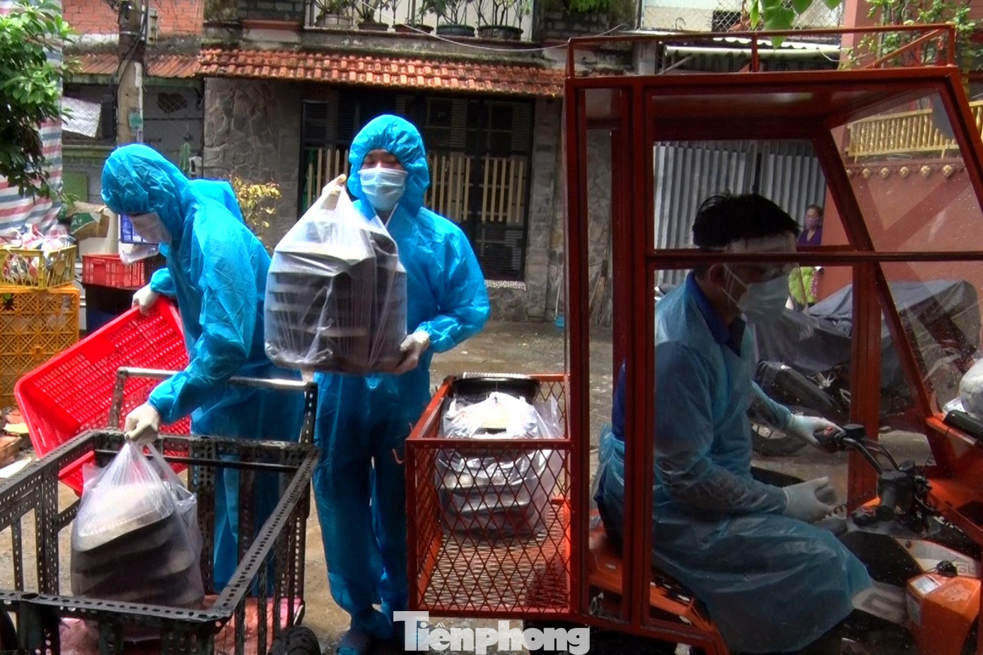 Anh Nguyễn Vĩnh Duy cho biết, sau một thời gian tham gia công tác tình nguyện hỗ trợ phòng chống dịch COVID-19 tại TPHCM, anh thấy lực lượng tình nguyện viên khác phải tự tay xách từng bịch hàng hóa nhu yếu phẩm vào các con hẻm nhỏ.