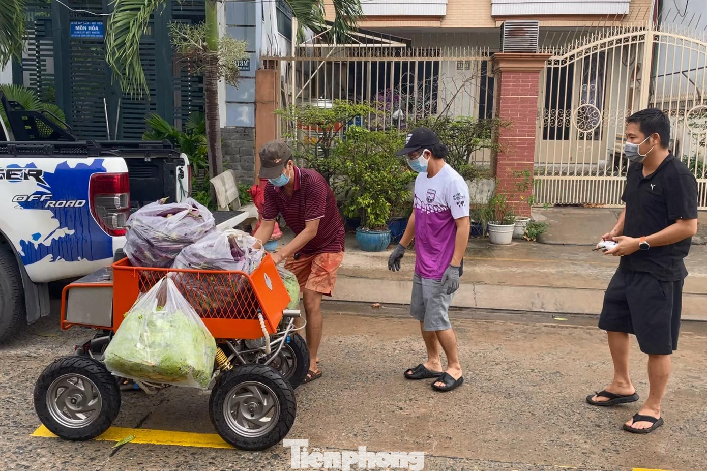 Ngoài chiếc xe mini này, anh Duy cũng đã chế tạo robot điều khiển từ xa với chi phí 80 triệu đồng, phục vụ cho việc vận chuyển thực phẩm trong một khu vực phong tỏa tại TP.Dĩ An, tỉnh Bình Dương.