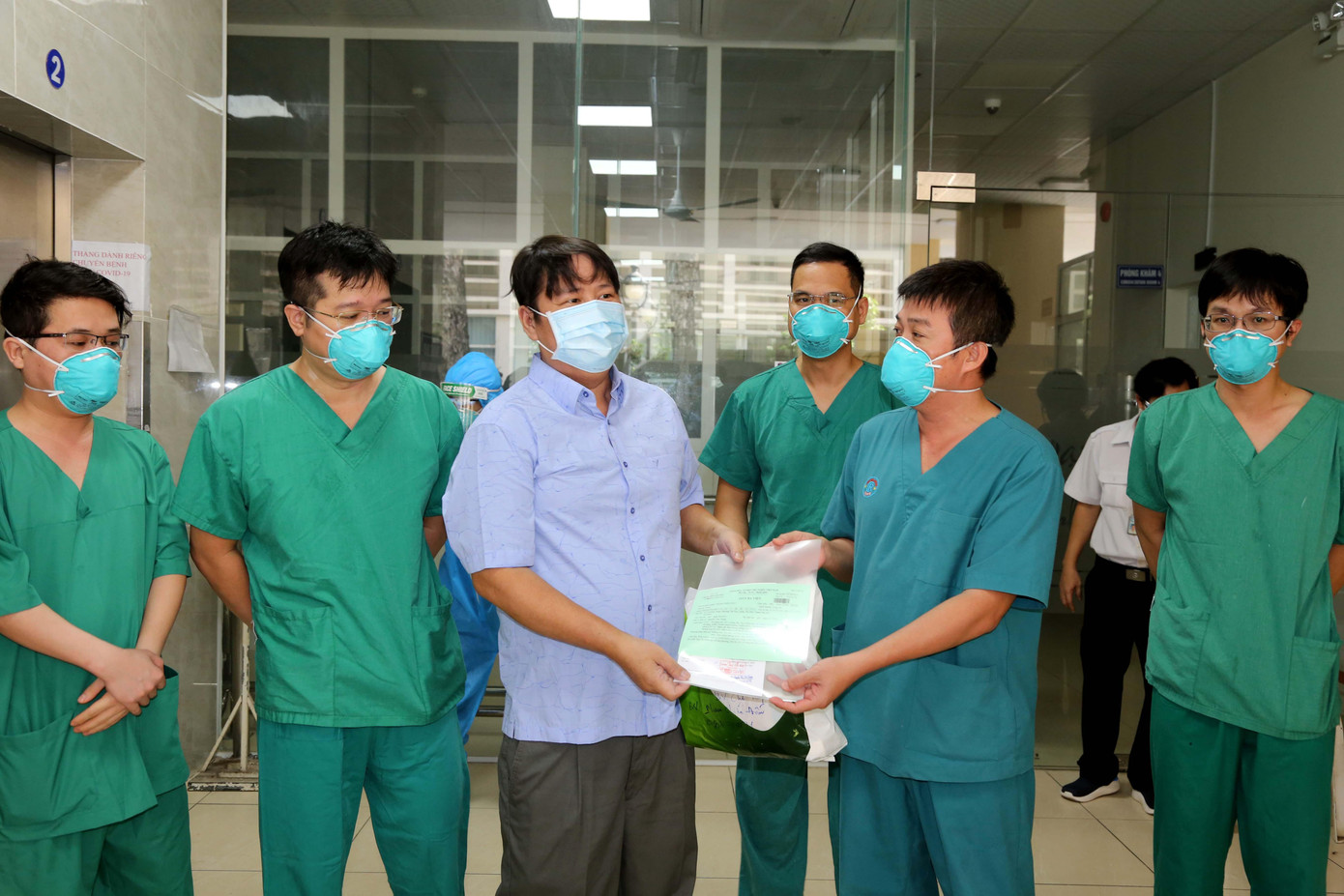 Bác sĩ Trần Thanh Linh trao giấy xuất viện cho bệnh nhân. Bác sĩ Trần Thanh Linh trao giấy xuất viện cho bệnh nhân.