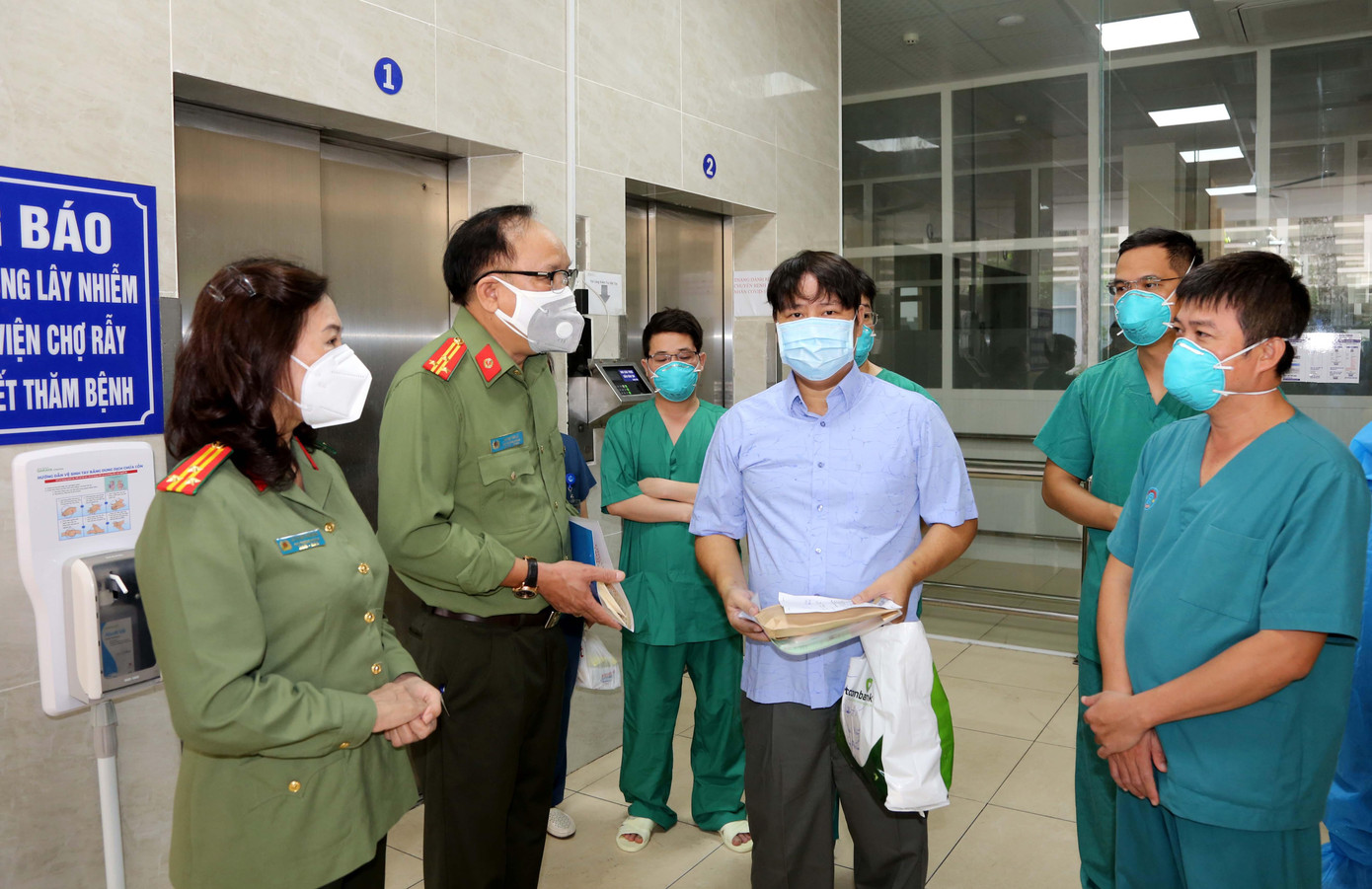 Đại diện lãnh đạo Công an TPHCM thăm tặng quà chiến sĩ công an và cảm ơn đội ngũ y bác sĩ Bệnh viện Chợ Rẫy. Đại diện lãnh đạo Công an TPHCM thăm tặng quà chiến sĩ công an và cảm ơn đội ngũ y bác sĩ Bệnh viện Chợ Rẫy.