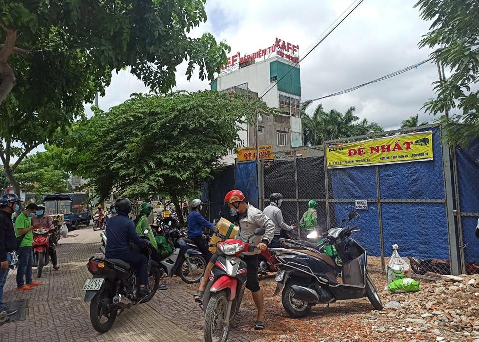 Theo quy định, trong thời gian áp dụng giãn cách xã hội theo Chỉ thị 16, người dân được yêu cầu ở trong nhà, chỉ ra ngoài khi thật sự cần thiết như mua lương thực, thực phẩm, cấp cứu, hỏa hoạn.... Theo quy định, trong thời gian áp dụng giãn cách xã hội theo Chỉ thị 16, người dân được yêu cầu ở trong nhà, chỉ ra ngoài khi thật sự cần thiết như mua lương thực, thực phẩm, cấp cứu, hỏa hoạn....