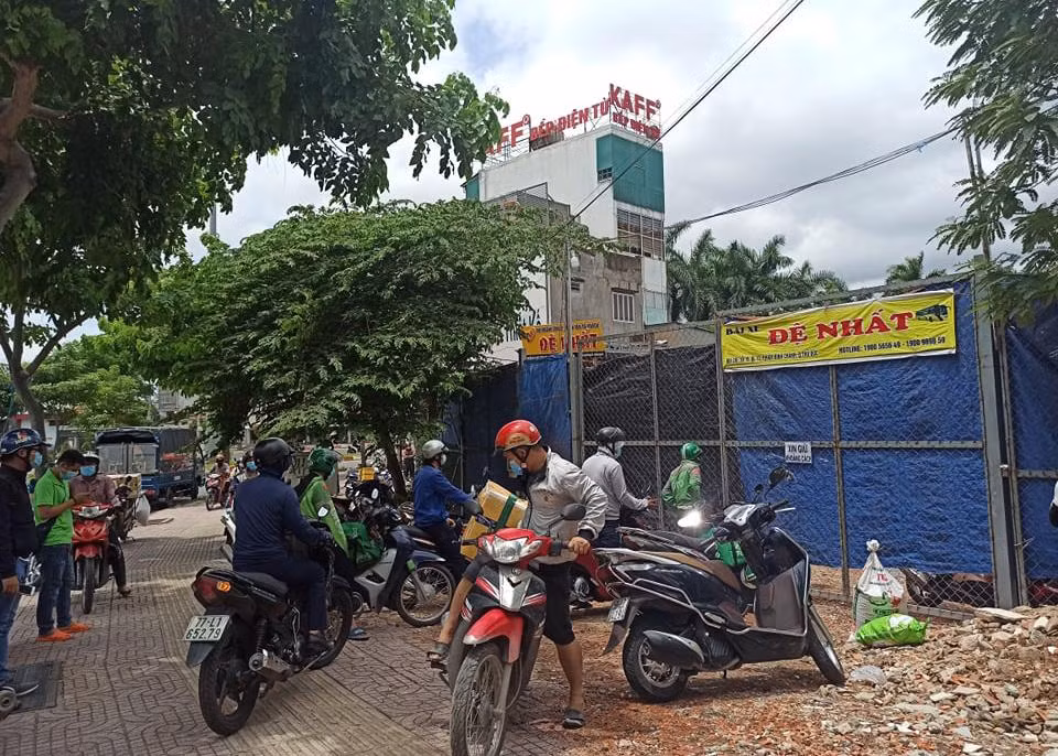 Theo quy định, trong thời gian áp dụng giãn cách xã hội theo Chỉ thị 16, người dân được yêu cầu ở trong nhà, chỉ ra ngoài khi thật sự cần thiết như mua lương thực, thực phẩm, cấp cứu, hỏa hoạn.... Theo quy định, trong thời gian áp dụng giãn cách xã hội theo Chỉ thị 16, người dân được yêu cầu ở trong nhà, chỉ ra ngoài khi thật sự cần thiết như mua lương thực, thực phẩm, cấp cứu, hỏa hoạn....