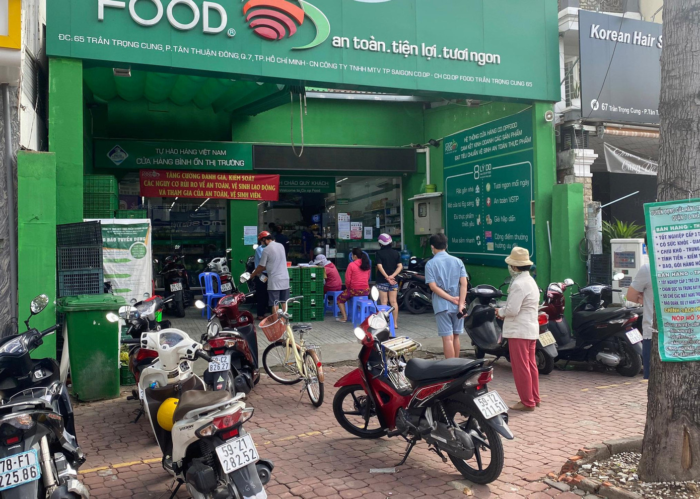 Một số người có lý do như đi mua lương thực, thực phẩm sẽ được ưu tiên xếp hàng ở các siêu thị, cửa hàng tiện lợi để mua hàng hóa. Ảnh chụp trong khu phong toả của phường Tan Thuận Đông Một số người có lý do như đi mua lương thực, thực phẩm sẽ được ưu tiên xếp hàng ở các siêu thị, cửa hàng tiện lợi để mua hàng hóa. Ảnh chụp trong khu phong toả của phường Tan Thuận Đông