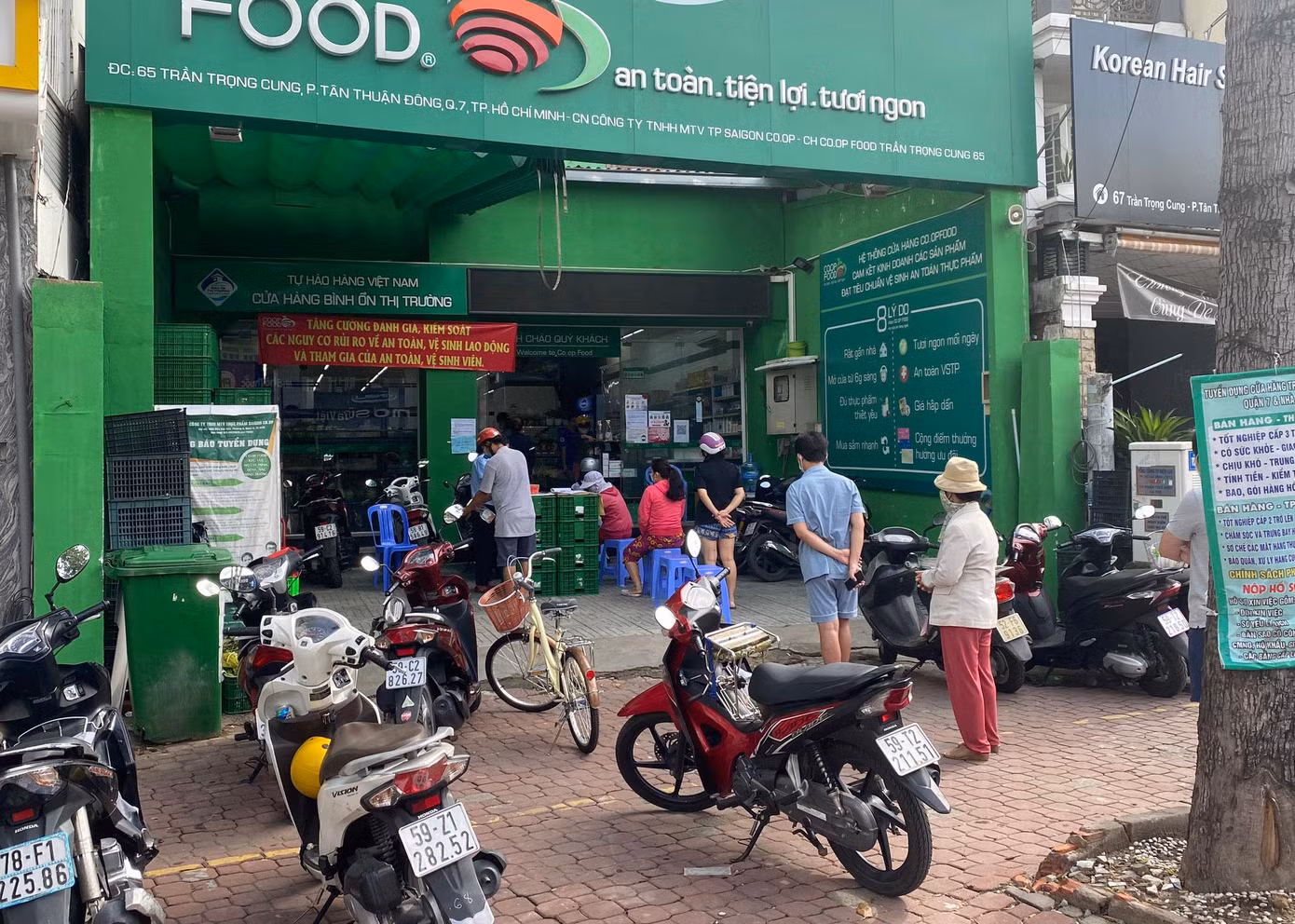 Một số người có lý do như đi mua lương thực, thực phẩm sẽ được ưu tiên xếp hàng ở các siêu thị, cửa hàng tiện lợi để mua hàng hóa. Ảnh chụp trong khu phong toả của phường Tan Thuận Đông Một số người có lý do như đi mua lương thực, thực phẩm sẽ được ưu tiên xếp hàng ở các siêu thị, cửa hàng tiện lợi để mua hàng hóa. Ảnh chụp trong khu phong toả của phường Tan Thuận Đông