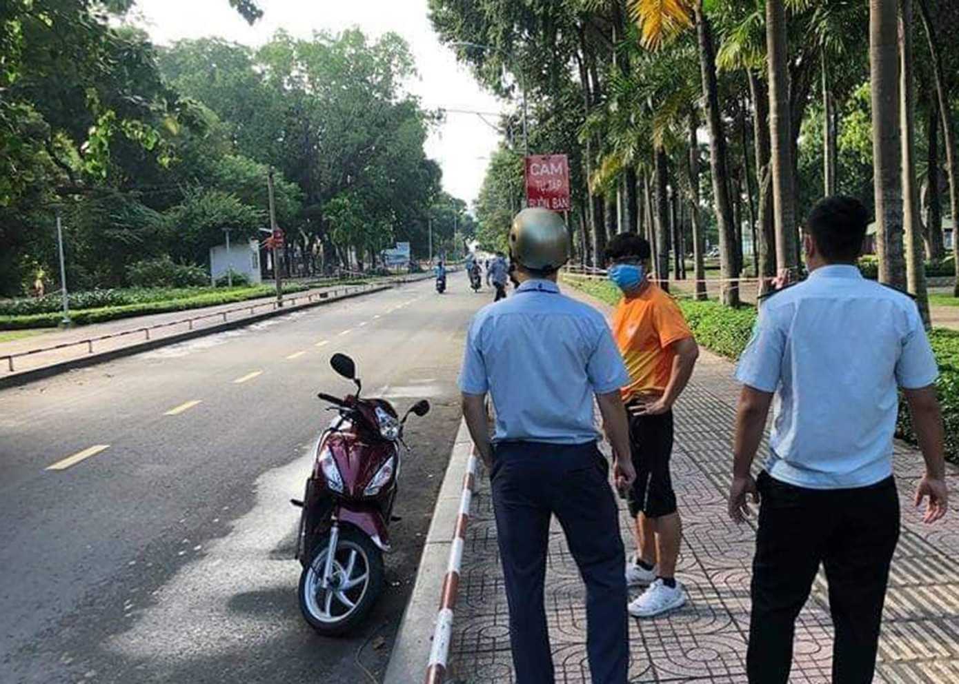 Tại quận Phú Nhuận, nhiều người đi tập thể dục buổi sáng tại công viên Gia Định bị lực lượng chức năng nhắc nhở, lập biên bản vi phạm hành chính. Tại quận Phú Nhuận, nhiều người đi tập thể dục buổi sáng tại công viên Gia Định bị lực lượng chức năng nhắc nhở, lập biên bản vi phạm hành chính.