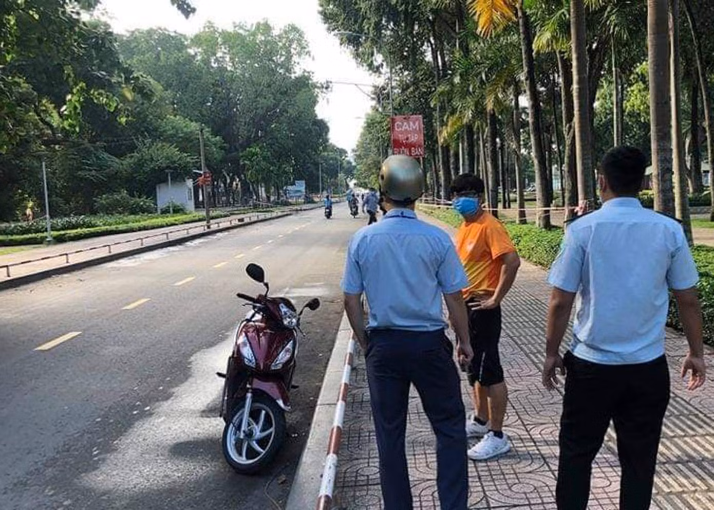 Tại quận Phú Nhuận, nhiều người đi tập thể dục buổi sáng tại công viên Gia Định bị lực lượng chức năng nhắc nhở, lập biên bản vi phạm hành chính. Tại quận Phú Nhuận, nhiều người đi tập thể dục buổi sáng tại công viên Gia Định bị lực lượng chức năng nhắc nhở, lập biên bản vi phạm hành chính.