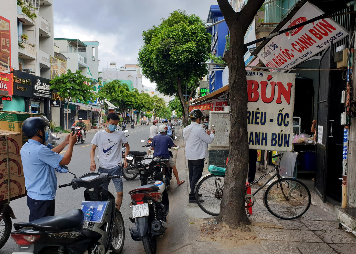 Lực lượng chức năng đã lập biên bản vi phạm hành chính với một số cơ sở bán đồ ăn không chấp hành quy định giãn cách, phòng chống dịch COVID-19. Lực lượng chức năng đã lập biên bản vi phạm hành chính với một số cơ sở bán đồ ăn không chấp hành quy định giãn cách, phòng chống dịch COVID-19.