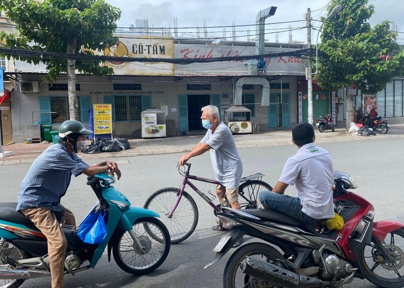Ghi nhận của Tiền Phong trong sáng 9/7, phần lớn người dân đã chấp hành nghiêm yêu cầu giãn cách xã hội. Tuy nhiên vẫn còn một số ít người chưa chấp hành, vẫn ra đường dù không thật sự cần thiết. Ghi nhận của Tiền Phong trong sáng 9/7, phần lớn người dân đã chấp hành nghiêm yêu cầu giãn cách xã hội. Tuy nhiên vẫn còn một số ít người chưa chấp hành, vẫn ra đường dù không thật sự cần thiết.