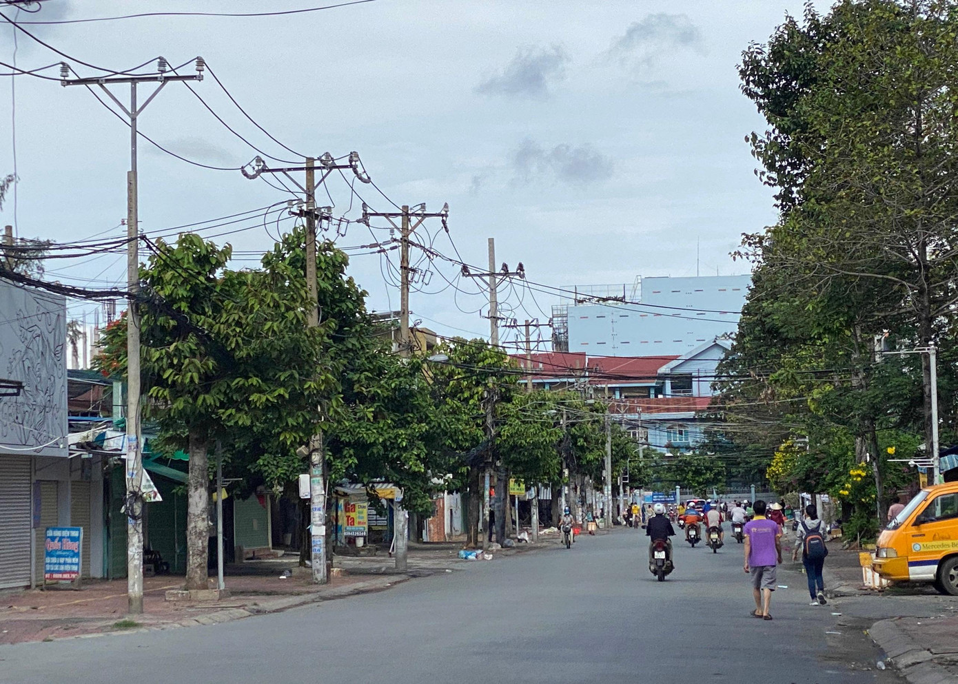 Tại các tuyến đường trong khu dân cư bị phong toả y tế ở quận 7, nhiều người vẫn ra đường tập thể dục, di chuyển trong khu dân cư. Tại các tuyến đường trong khu dân cư bị phong toả y tế ở quận 7, nhiều người vẫn ra đường tập thể dục, di chuyển trong khu dân cư.