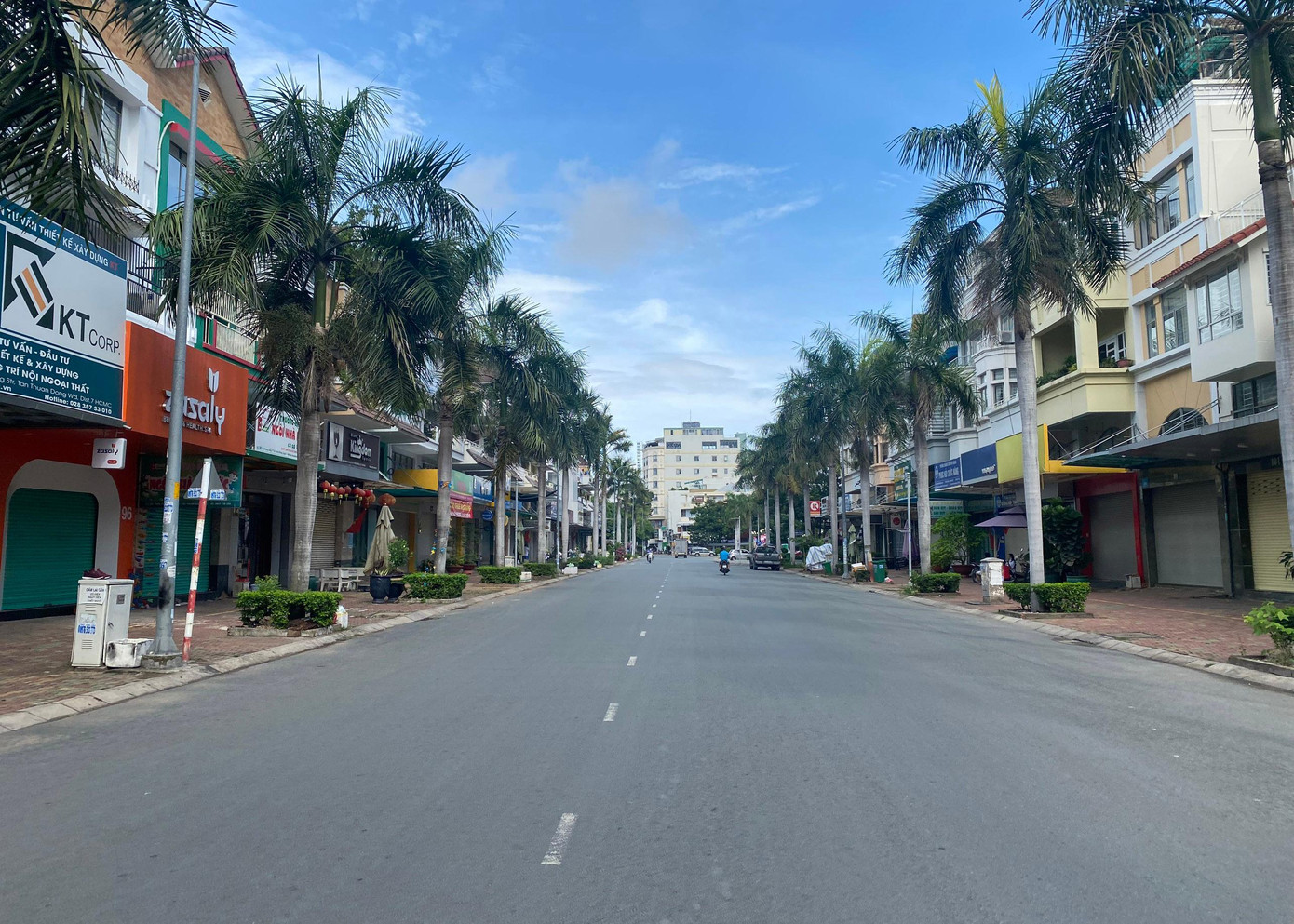 Đa phần người dân TPHCM đã chấp hành tốt yêu cầu của chính quyền về việc tạm ngừng kinh doanh các mặt hàng không thiết yếu, hạn chế ra đường... Tuy nhiên, còn một số ít người chưa chấp hành nghiêm đã bị nhắc nhở, xử phạt. Đa phần người dân TPHCM đã chấp hành tốt yêu cầu của chính quyền về việc tạm ngừng kinh doanh các mặt hàng không thiết yếu, hạn chế ra đường... Tuy nhiên, còn một số ít người chưa chấp hành nghiêm đã bị nhắc nhở, xử phạt.