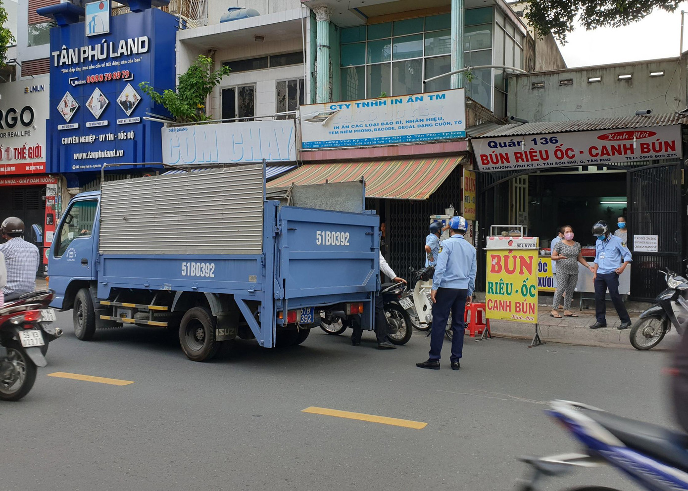 Cũng trong sáng 9/7, lực lượng liên ngành phường Tân Sơn Nhì, quận Tân Phú, TPHCM cũng xuống đường kiểm tra việc chấp hành thực hiện lệnh giãn cách toàn thành phố theo Chỉ thị 16. Cũng trong sáng 9/7, lực lượng liên ngành phường Tân Sơn Nhì, quận Tân Phú, TPHCM cũng xuống đường kiểm tra việc chấp hành thực hiện lệnh giãn cách toàn thành phố theo Chỉ thị 16.
