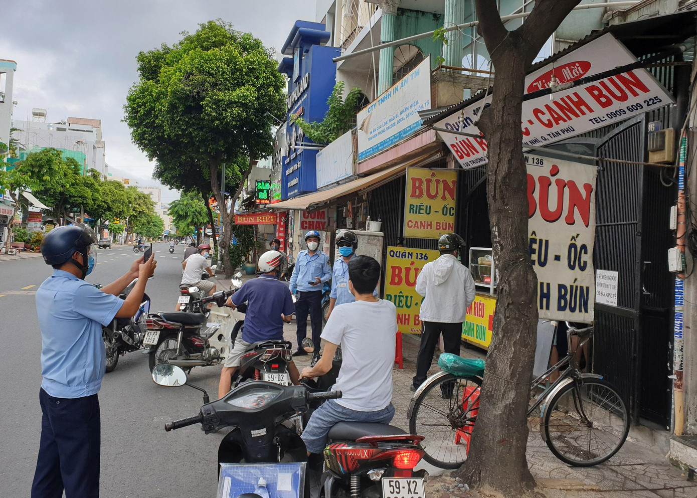 Mức xử phạt cho các trường hợp ra đường không có lý do chính đáng là từ 1-3 triệu đồng theo quy định tại Nghị định 117 của Chính phủ. Mức xử phạt cho các trường hợp ra đường không có lý do chính đáng là từ 1-3 triệu đồng theo quy định tại Nghị định 117 của Chính phủ.