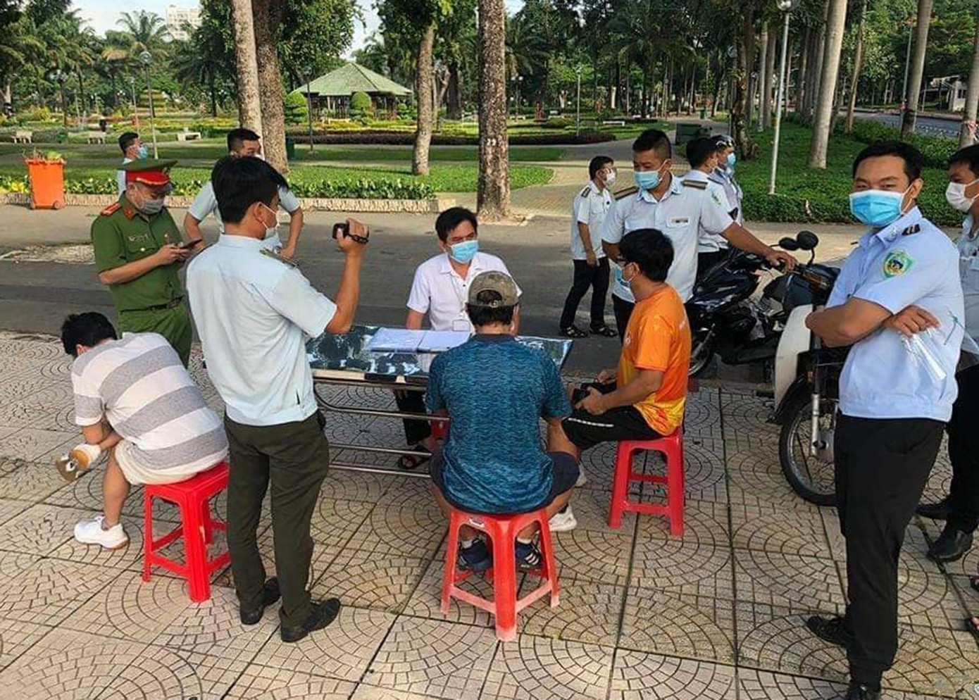 Lãnh đạo UBND phường 9, quận Phú Nhuận, TPHCM cho biết, trong sáng 9/7, lực lượng chức năng phường đã lập biên bản vi phạm hành chính với 4 người vì ra đường không có lý do chính đáng. Lãnh đạo UBND phường 9, quận Phú Nhuận, TPHCM cho biết, trong sáng 9/7, lực lượng chức năng phường đã lập biên bản vi phạm hành chính với 4 người vì ra đường không có lý do chính đáng.
