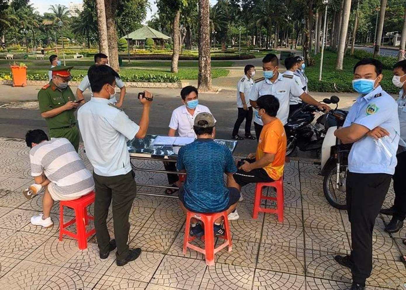 Lãnh đạo UBND phường 9, quận Phú Nhuận, TPHCM cho biết, trong sáng 9/7, lực lượng chức năng phường đã lập biên bản vi phạm hành chính với 4 người vì ra đường không có lý do chính đáng. Lãnh đạo UBND phường 9, quận Phú Nhuận, TPHCM cho biết, trong sáng 9/7, lực lượng chức năng phường đã lập biên bản vi phạm hành chính với 4 người vì ra đường không có lý do chính đáng.
