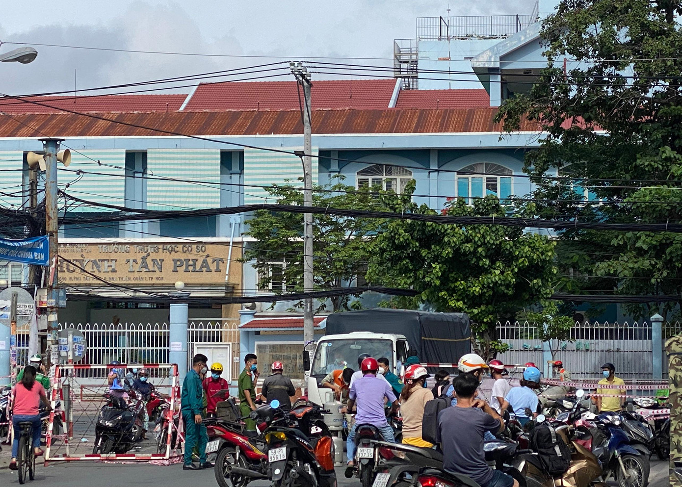 Sáng nay nhiều người dân ở khu phong toả tại phường Tân Thuận Đông, quận 7 đi làm, tuy nhiên khi đến chốt kiểm soát trên đường Trần Trọng Cung, phường Tân Thuận Đông, quận 7, những người không có lý do chính đáng được lực lượng chức năng yêu cầu quay về nhà. Sáng nay nhiều người dân ở khu phong toả tại phường Tân Thuận Đông, quận 7 đi làm, tuy nhiên khi đến chốt kiểm soát trên đường Trần Trọng Cung, phường Tân Thuận Đông, quận 7, những người không có lý do chính đáng được lực lượng chức năng yêu cầu quay về nhà.