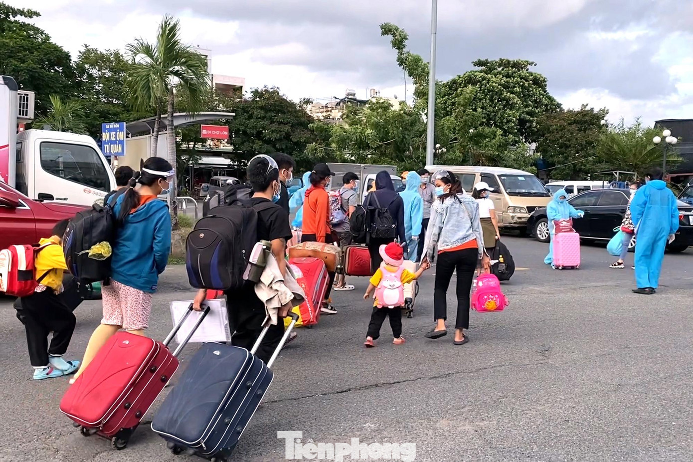 Theo công ty vận tải đường sắt Sài Gòn, chuyến tàu chuyên biệt đầu tiên đưa 700 hành khách là công dân Hà Tĩnh đang sinh sống, làm việc tại TPHCM và các tỉnh phía Nam về quê, nhằm giảm tải áp lực cách ly cho các tỉnh phía Nam trong thời điểm dịch COVID-19 đang diễn biến phức tạp. Từ chiều 24/7, rất đông người dân Hà Tĩnh từ các quận huyện ở TPHCM đã tập trung đến ga Sài Gòn để làm các thủ tục lên tàu về quê.