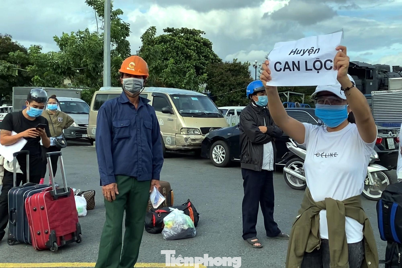 Lực lượng điều phối, Hội đồng hương cũng có mặt từ rất sớm để đón công dân và hướng dẫn làm thủ tục lên tàu.