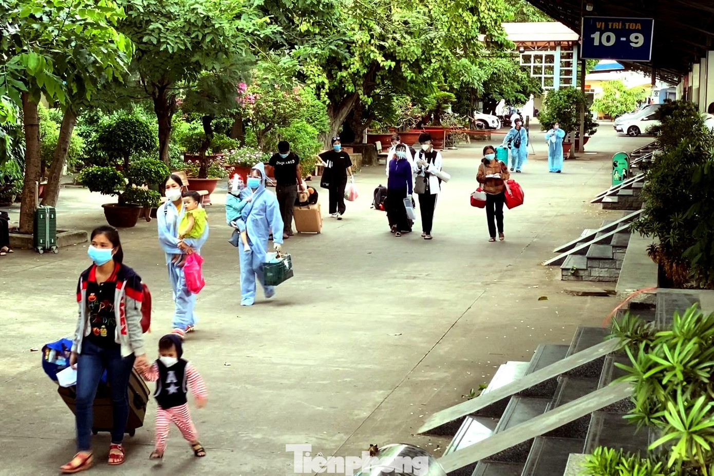 Trước đó, tỉnh Hà Tĩnh quyết định thuê tàu hỏa đón công dân tại TPHCM và các tỉnh vùng dịch về quê theo nguyện vọng. Quyết định này nhằm giảm tải áp lực cách ly cho các địa phương có dịch.