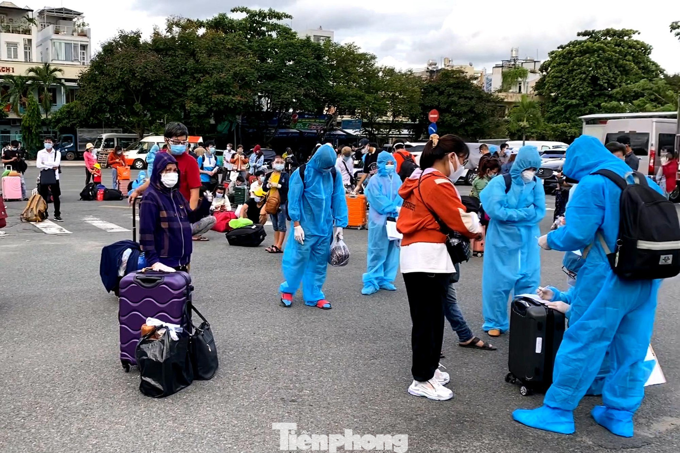 Trước khi lên tàu, hành khách được kiểm tra y tế, kiểm tra giấy xét nghiệm còn hiệu lực, đo thân nhiệt.