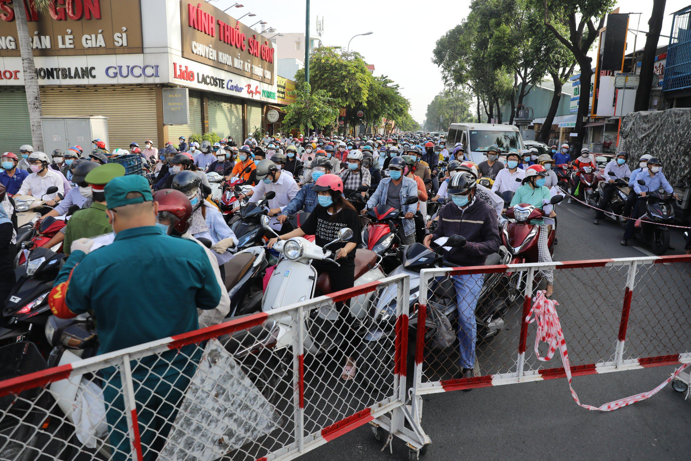 Từ khoảng 7h sáng, dòng người từ hướng quận 12, Gò Vấp, Tân Bình hướng vào trung tâm TPHCM làm việc đem theo 'giấy thông hành' để qua các chốt kiểm soát..