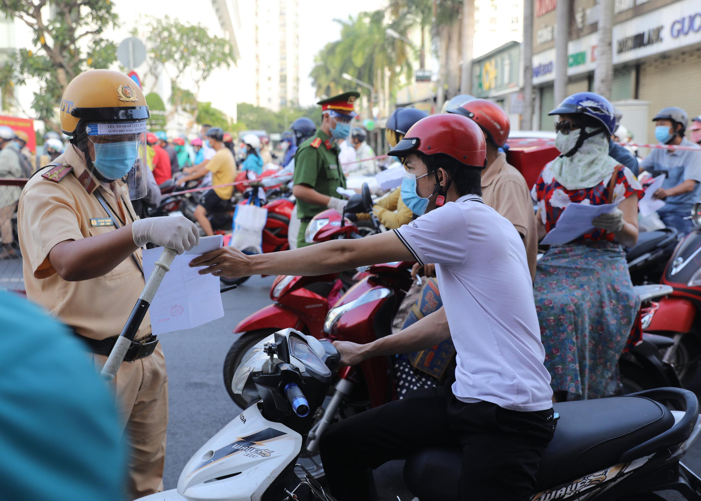 Những người có đầy đủ giấy tờ hợp lệ để đi làm việc ở các cơ quan, công sở, các cơ sở sản xuất thiết yêu được lực lượng chức năng cho qua trạm. Những người không đủ giấy tờ phải quay đầu xe trở ra.
