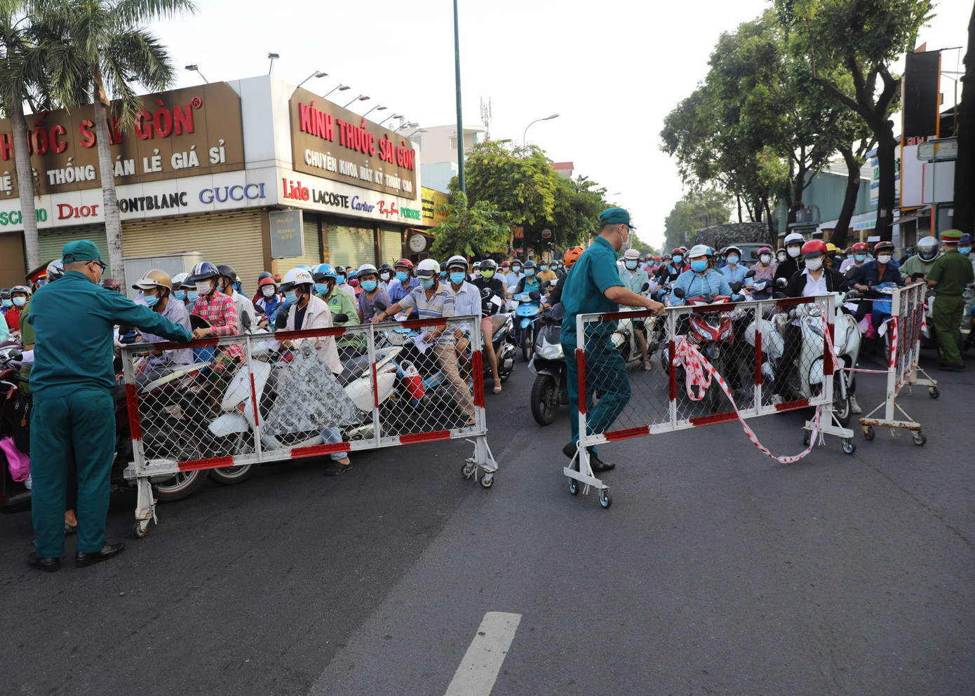 Lực lượng Công an, dân quân, dân phòng làm việc tại các chốt kiểm soát phải rất vất vả để điều tiết phương tiện, kiểm tra giấy tờ của người dân.