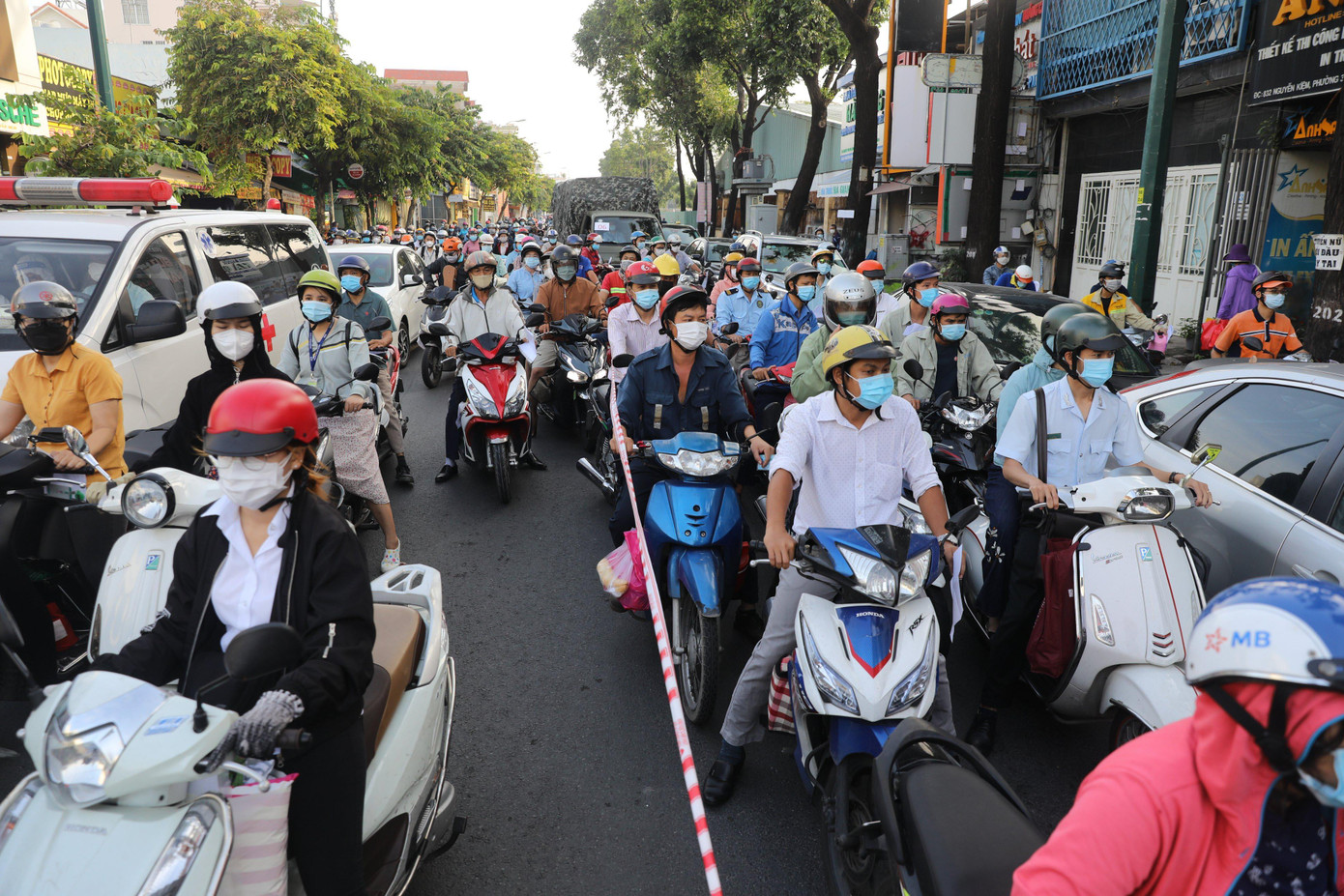 Tuy nhiên, tuyến đường Nguyễn Kiệm, quận Gò Vấp là tuyến đường chính từ các quận ngoại thành vào trung tâm TPHCM nên số lượng người và phương tiện dồn về đây rất đông. Trong khi đó, lực lượng kiểm soát tại chốt lại mỏng nên không thể xử lý kịp khiến tình trạng ùn tắc kéo dài.
