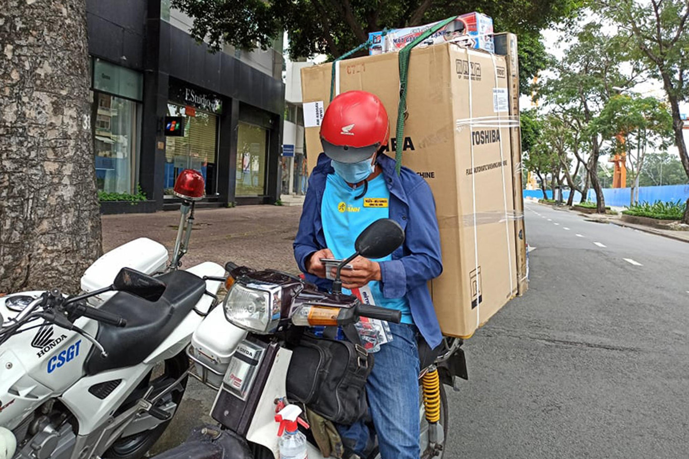 Khi anh N. trình bày đang chở hàng đi giao cho khách theo yêu cầu của cửa hàng, đại diện tổ công tác đã giải thích về những trường hợp được phép đi ra đường trong thời gian giãn cách xã hội theo Chỉ thị 16 tăng cường, trong đó, tủ lạnh không phải hàng thiết yếu. Tổ công tác đã lập biên bản vi phạm hành chính về hành vi ra đường không thật sự cần thiết với anh N. Ngoài ra, người này còn bị lập biên bản các lỗi khác như không có giấy phép lái xe, không mang chứng minh nhân dân. Với các lỗi trên, anh N. bị phạt số tiền hơn 2 triệu đồng, tạm giữ phương tiện là xe máy.