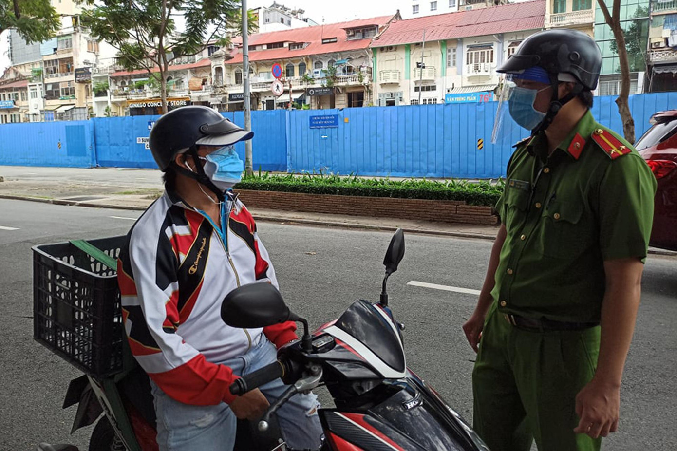 Sau nhiều giờ tuần tra kiểm soát trên các tuyến đường thuộc địa bàn quận 1 vào sáng 25/7, tổ công tác đã tiến hành dừng xe để kiểm tra ngẫu nhiên đối với nhiều người dân bao gồm các shipper.
