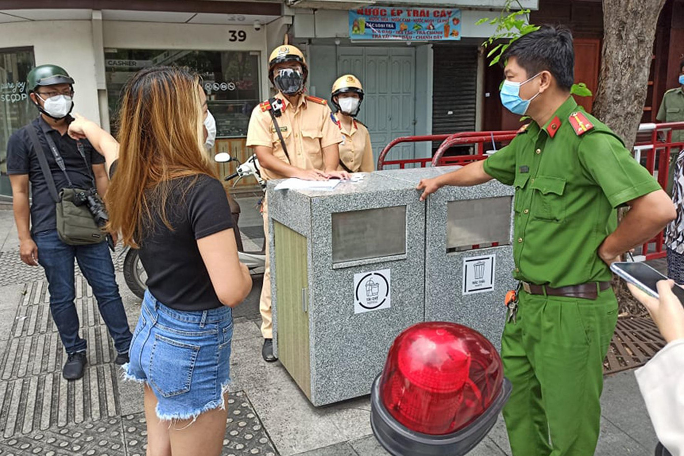 Tương tự, một cô gái đi bộ trên đường Nguyễn Huệ, phường Bến Nghé bị tổ công tác dừng lại để kiểm tra. Người này cho biết, đang đi mua trái cây để về cúng rằm. Người này xuất trình giấy tờ ngụ ở phường Bến Nghé và đi mua trái cây gần nhà tổ công tác đã gọi điện công an phường đến kiểm tra, xác minh và nhắc nhở lần sau không ra đường khi không thật sự cần thiết.