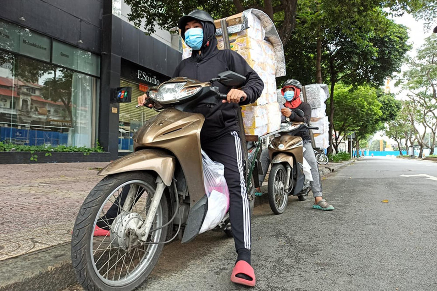 Tiếp tục tuần tra kiểm soát trên địa bàn, lực lượng chức năng đã yêu cầu dừng xe và kiểm tra nhiều trường hợp khác đang lưu thông.