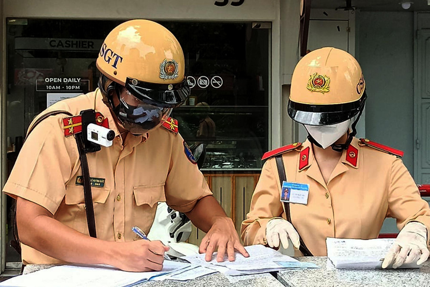 Cũng trong buổi tuần tra kiểm soát, lực lượng chức năng đã lập biên bản vi phạm hành chính với hai trường hợp lấy lý do đi giao gạo từ quận Bình Thạnh cho khách ở quận 1, TPHCM nhưng trên xe không có hàng.