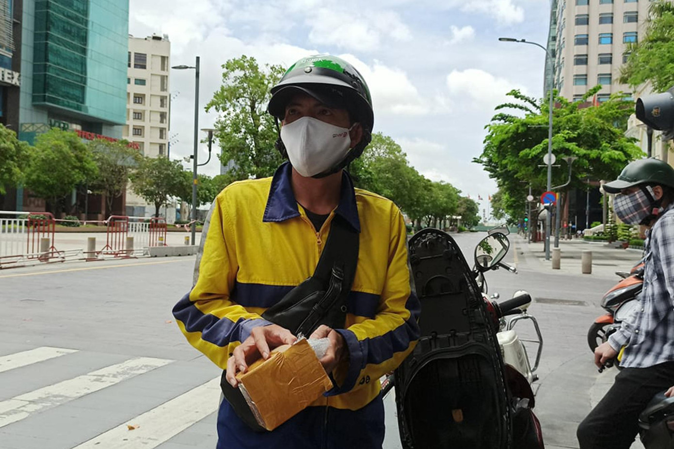 Trên đường Nguyễn Huệ, quận 1 tổ công tác yêu cầu tài xế giao hàng dừng xe để kiểm tra. Làm việc với lực lượng chức năng, tài xế trình bày đang đi giao hàng hóa cho khách. Tuy nhiên, qua kiểm tra xác định hàng hóa mà người này đi giao là sạc điện thoại nên tổ công tác đã lập biên bản xử phạt tài xế này số tiền 2 triệu đồng. “Tôi không nắm rõ quy định nên không biết là giao cái này sẽ bị phạt. Giờ bị phạt thì tôi buộc phải chấp hành theo quy định”, tài xế giao hàng nói.