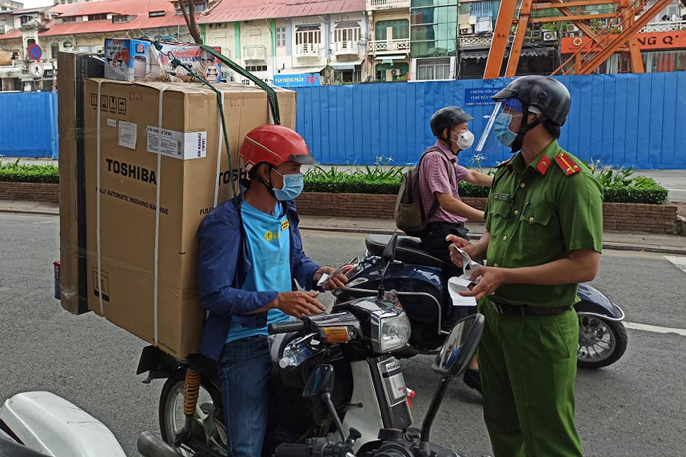 Chở chiếc tủ lạnh đi giao cho khách hàng, một nhân viên giao hàng của cửa hàng Điện Máy Xanh tên N. (33 tuổi, ở huyện Nhà Bè, TPHCM) bị lực lượng chức năng yêu cầu dừng xe để kiểm tra.