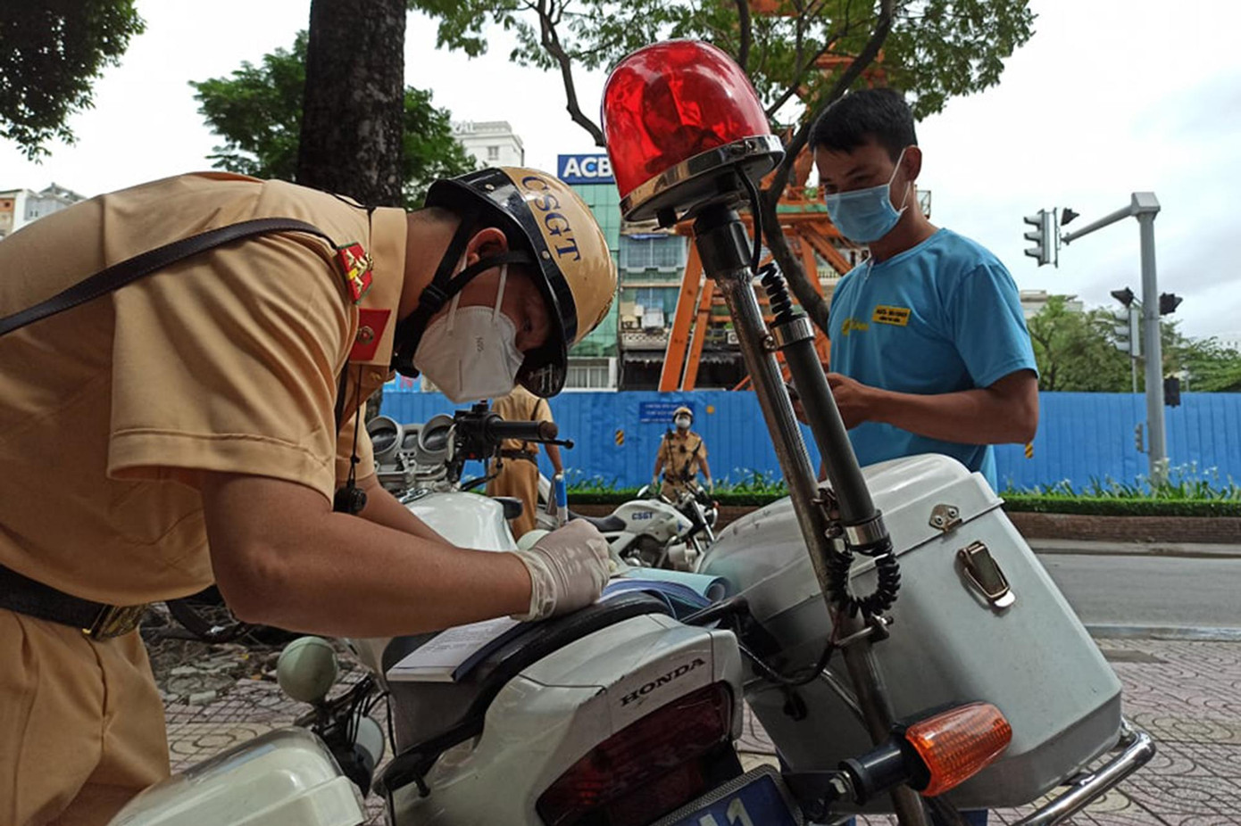 Nhiều người bị lực lượng chức năng lập biên bản vi phạm hành chính dù đang đi giao hàng nhưng trên xe không phải các mặt hàng thiết yếu, không phải lương thực thực phẩm.