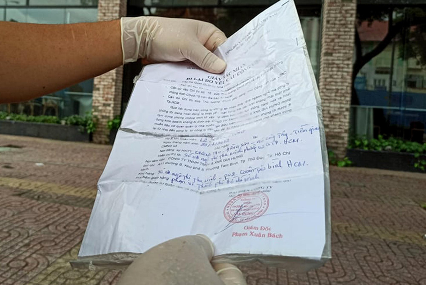 Một người dân xuất trình 'giấy thông hành' do cơ quan cấp để lực lượng chức năng kiểm tra.