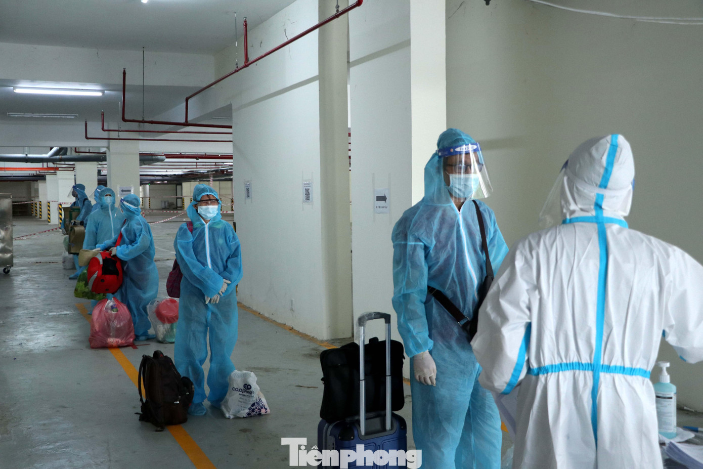 Bác sĩ Vũ Thái Hoàng, khoa Ngoại tiết niệu, Bệnh viện Quân y 175 cho biết, số lượng bệnh nhân tăng nhanh trong những ngày qua, trong khi số lượng nhân viên y tế có hạn nên mỗi bác sĩ, điều dưỡng phai làm việc hết công suất để vừa tiếp nhận, vừa thăm khám, phát thuốc cho bệnh nhân khi có yêu cầu. Bác sĩ Vũ Thái Hoàng, khoa Ngoại tiết niệu, Bệnh viện Quân y 175 cho biết, số lượng bệnh nhân tăng nhanh trong những ngày qua, trong khi số lượng nhân viên y tế có hạn nên mỗi bác sĩ, điều dưỡng phai làm việc hết công suất để vừa tiếp nhận, vừa thăm khám, phát thuốc cho bệnh nhân khi có yêu cầu.